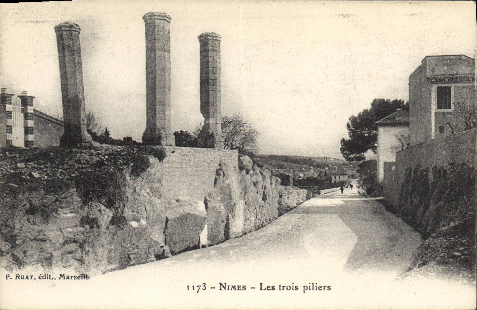 Nîmes - Les trois piliers — P. Ruat, édit., Marseille — n° 1173