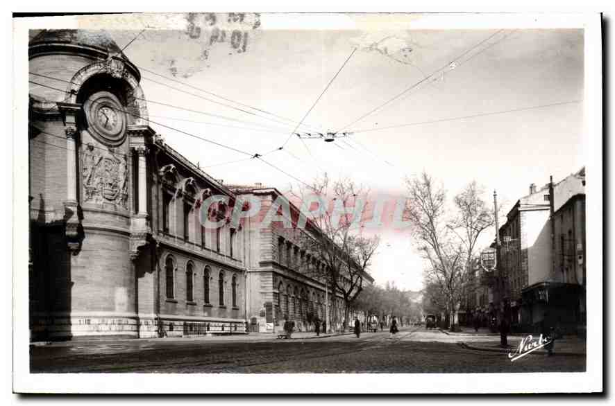 CPA Nimes Gard le Lycee et le Boulevard Victor Hugo 