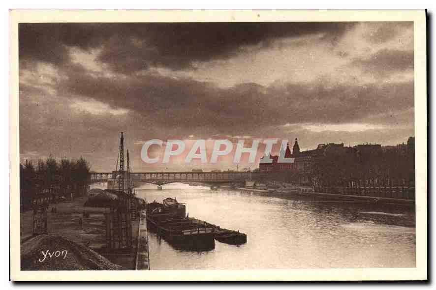 CPA Paris en Flanant Coucher de Soleil sur la Seine Quai de Passy Bateau