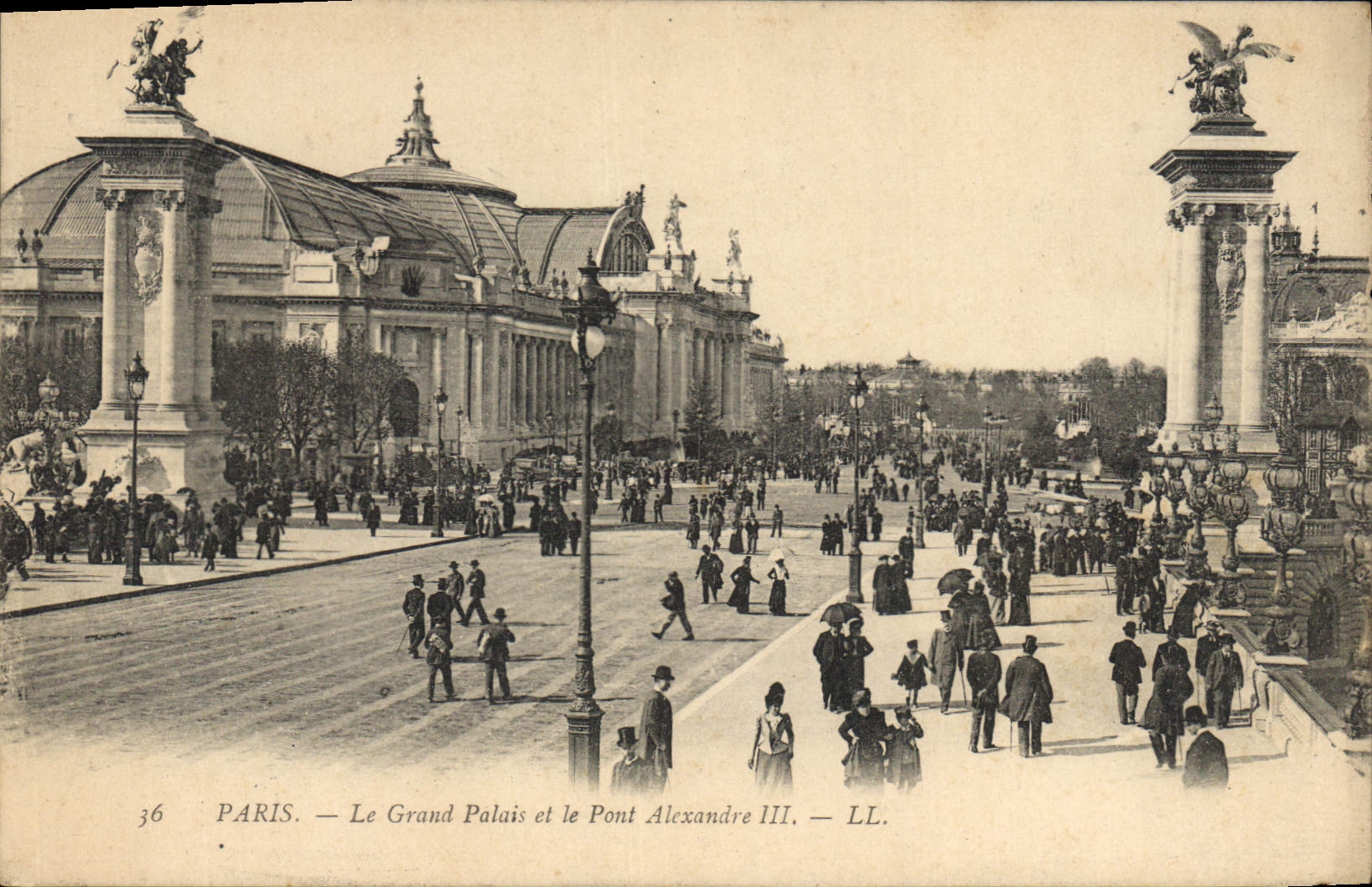 CPA Paris le Grand Palais et le Pont Alexandre III 