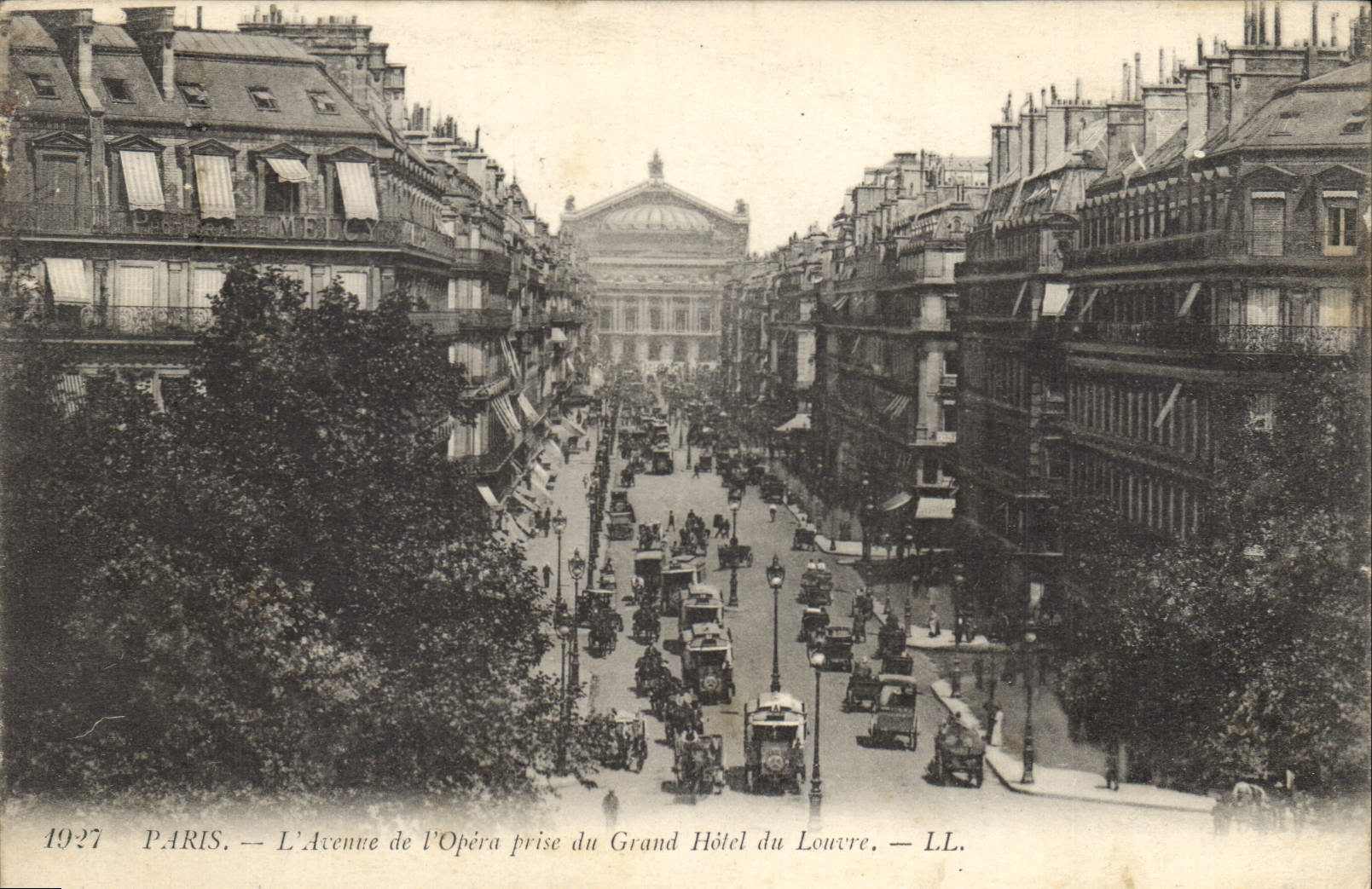 Paris — L'Avenue de l'Opéra prise du Grand Hôtel du Louvre — LL.