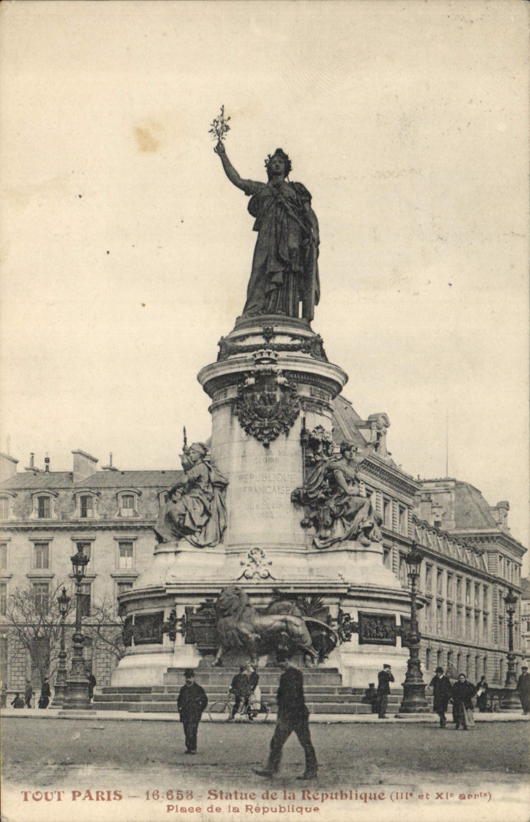 CPA Tout Paris Statue de la Republique Place de la Republique 