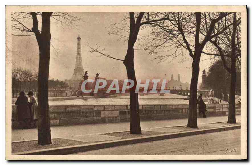 CPA Paris en flanant Le Cours la reine Tour Eiffel