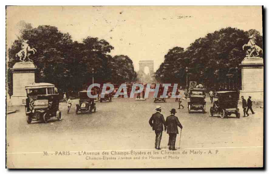 CPA Paris L'Avenue des Champs Elysees et les Chevaux de Marly 