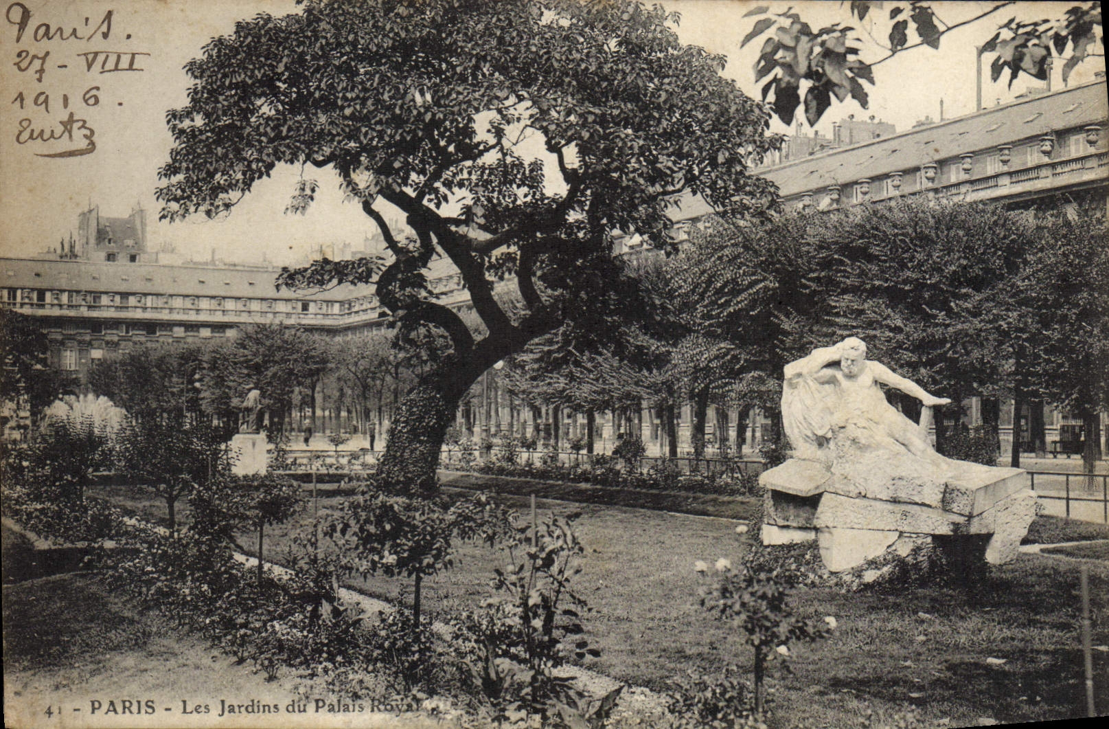 CPA Paris les Jardin du Palais Royal 
