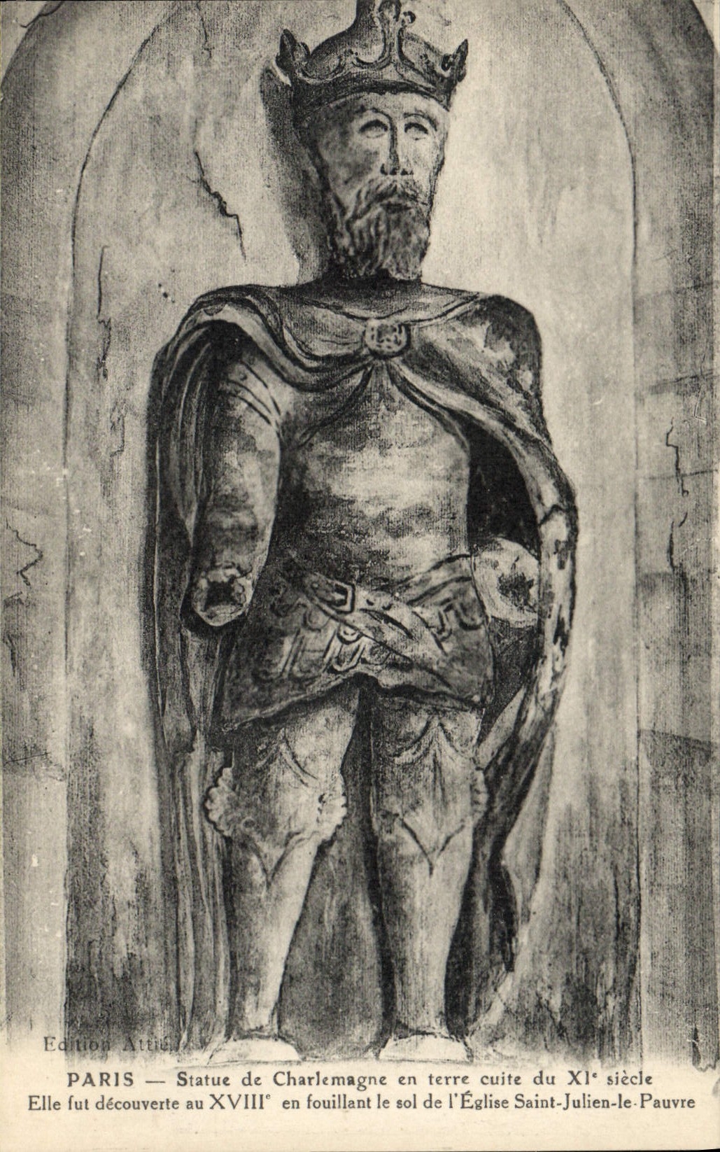 CPA Paris Statue de Charlemagne en terre Cuite du XI siecle Elle fut decouverte au XVIII en Fouillan