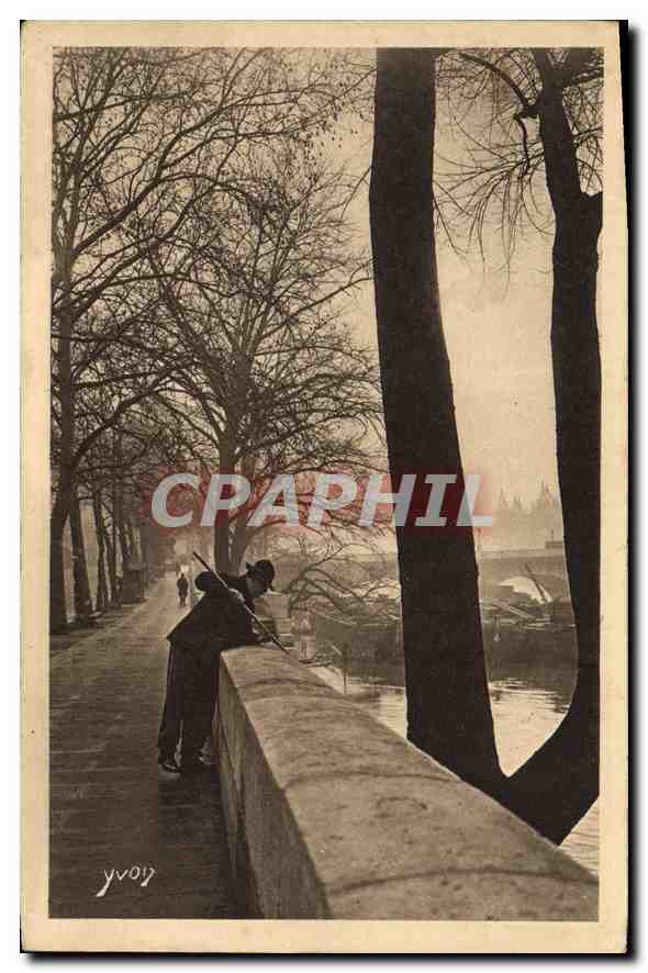 CPA Paris en Flanant Quai du Louvre un Pecheur opiniatre 