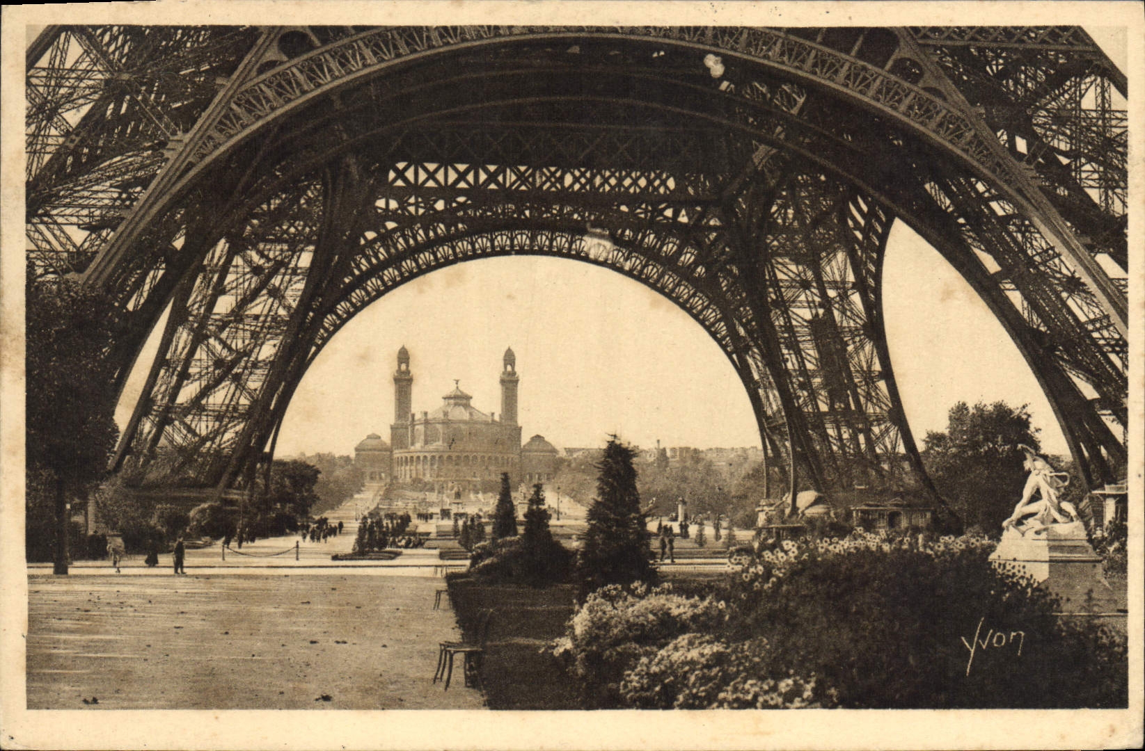 CPA Paris Sous la Tour Eiffel Dans le fond le Trocadero 