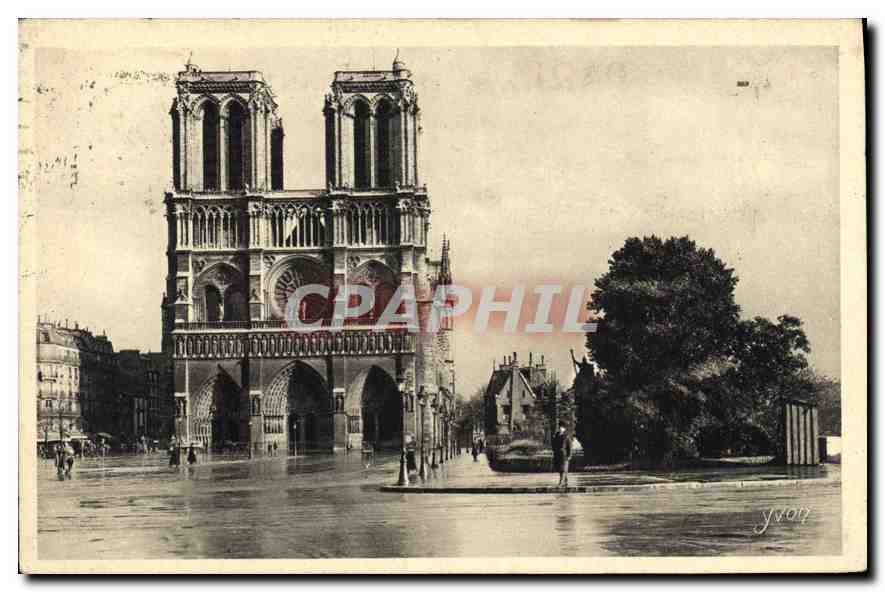CPA Paris Le Parvis et la Facade de Notre Dame 