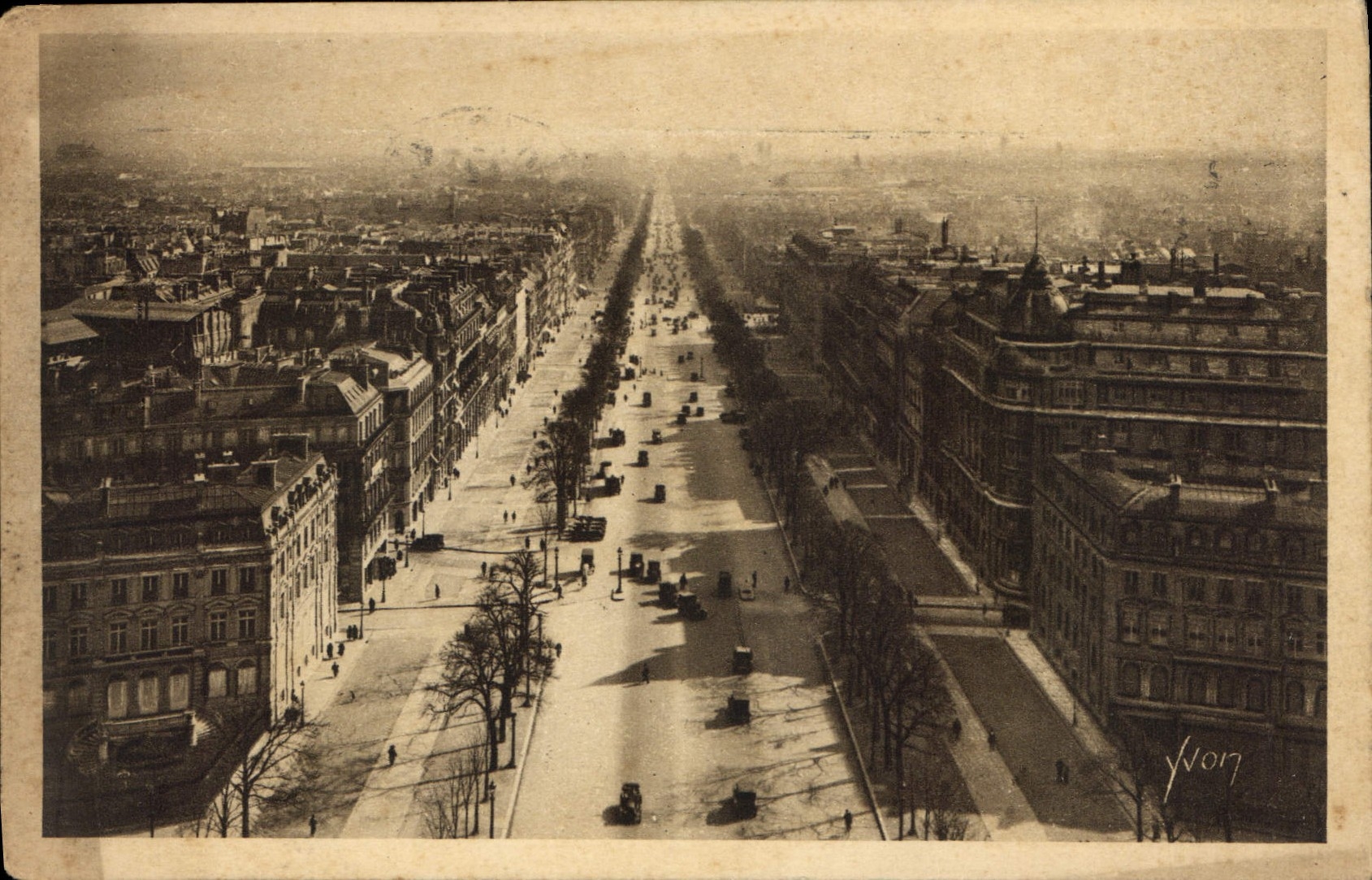 CPA Paris L'Avenue des Champs Elysees vue de l'Arc de Triomphe 