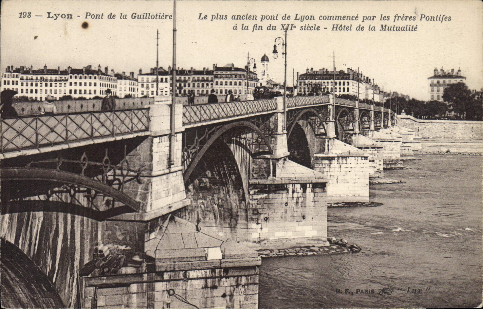 Lyon - Pont de la Guillotière — Le plus ancien pont de Lyon commencé par les frères Pontlifes à la fin du XIIe siècle — Hôtel de la Mutualité — G. P. PARIS « Lux »