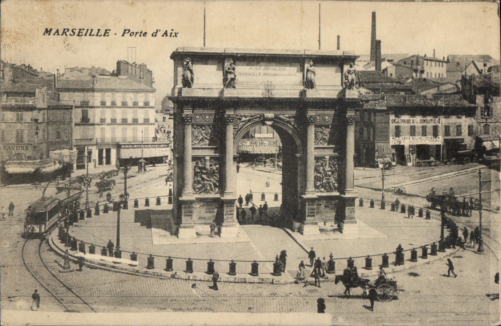 Marseille - Porte d'Aix — Arc de triomphe orné de sculptures, avec tramway et piétons — éditeur inconnu