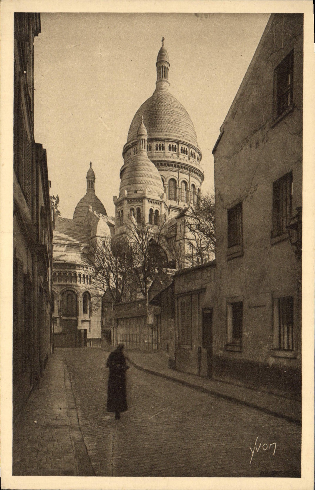 CPA Paris Montmartre La Basilique vue de la Rue du Chevalier de la Barre 
