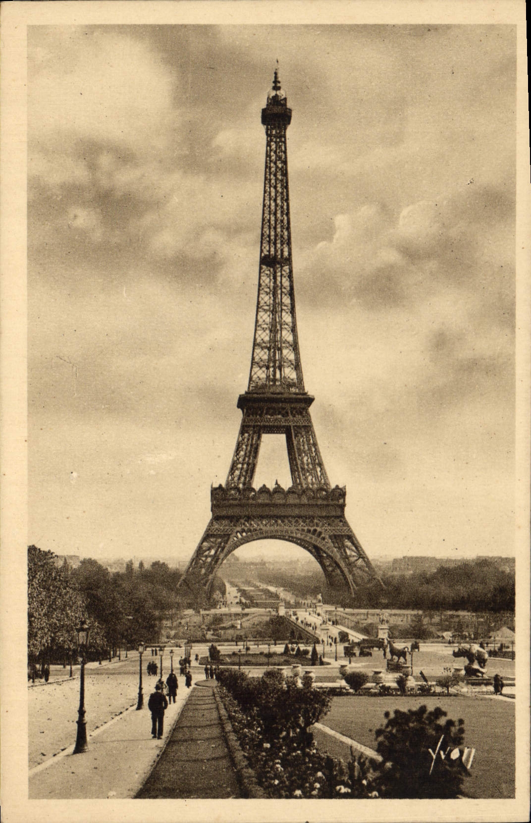 CPA Paris Le Tour Eiffel 