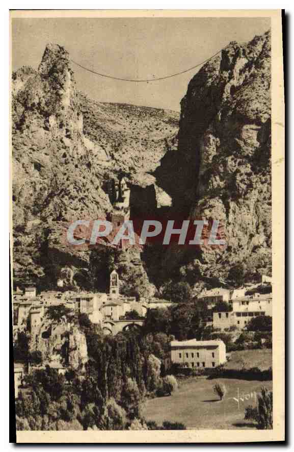 CPA Moustiers Ste Marie Basses Alpes La falaise dominant la ville et la chaine reliant les bords de 