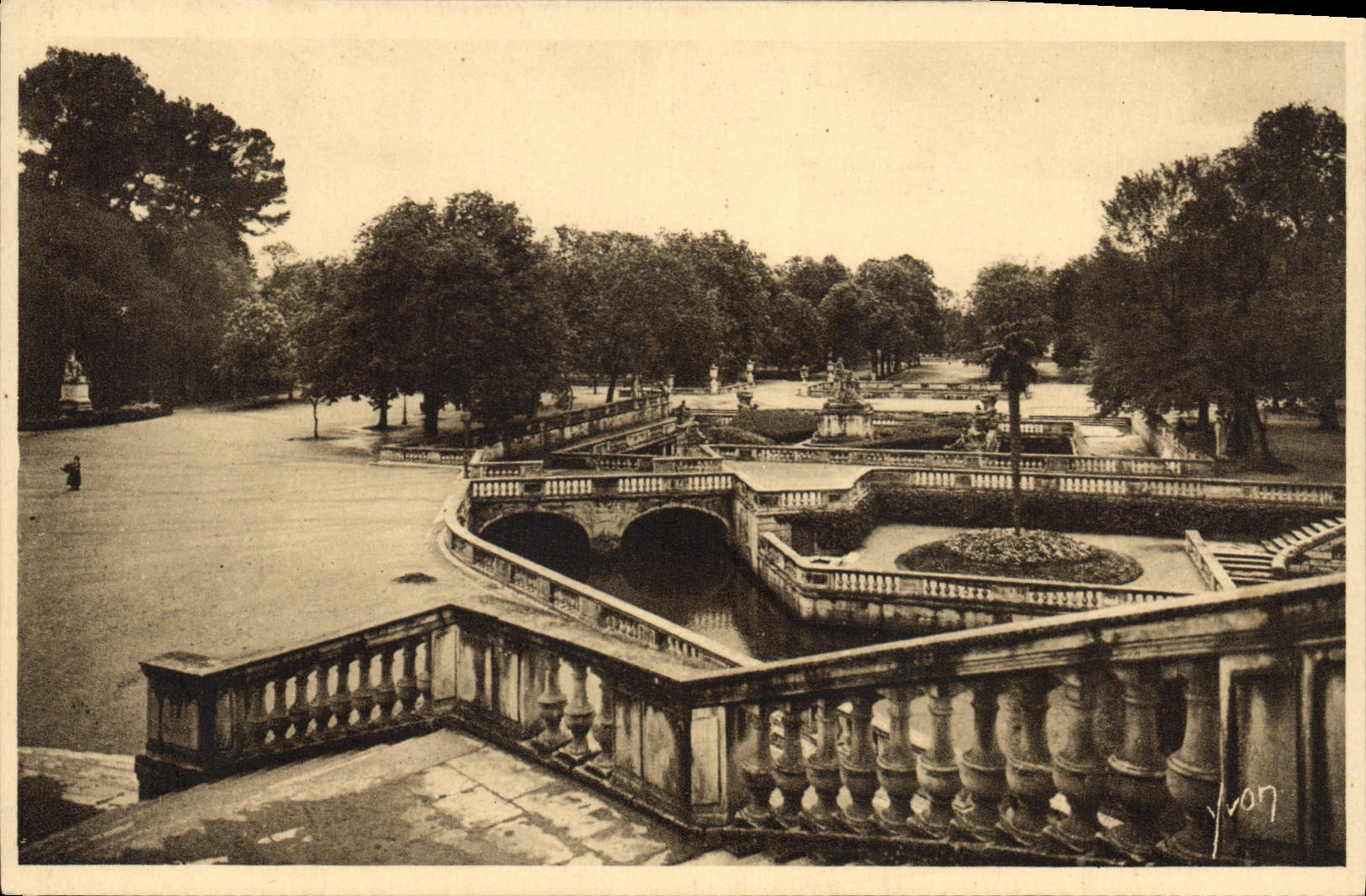 Jardin de la Fontaine — Vue d'ensemble des Bains Romains — La Douce France, Nîmes (Gard)