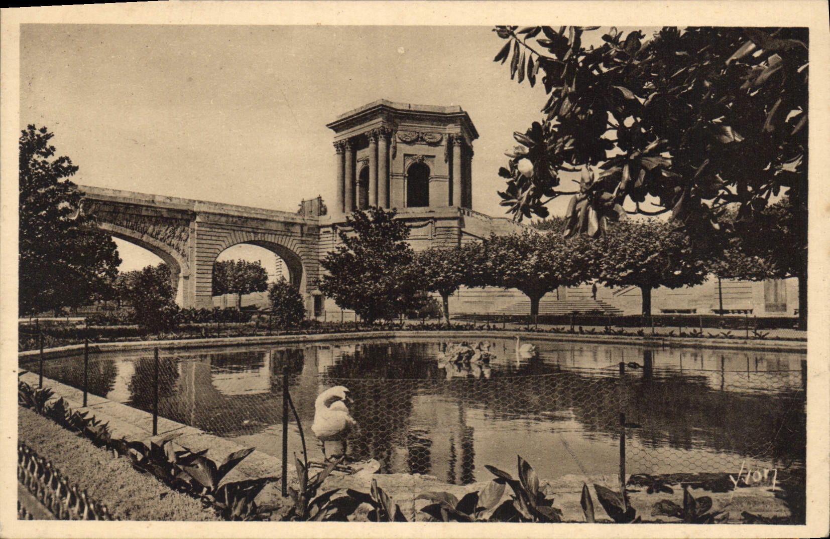 CPA Montpellier Herault Jardin du Pevron Le Chateau d'Eau et l'Aqueduc St Clement 