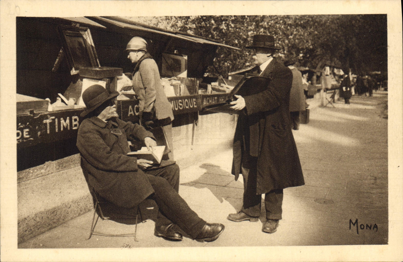 CPA Paris Quai Voltaire Le Plus ancien bouquiniste des quais Le poete bouquiniste Charles Dodeman 