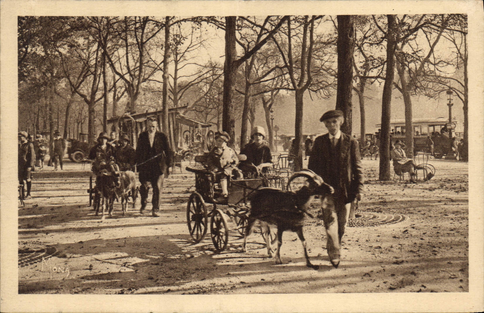 Champs-Élysées — voitures aux chèvres — Mona