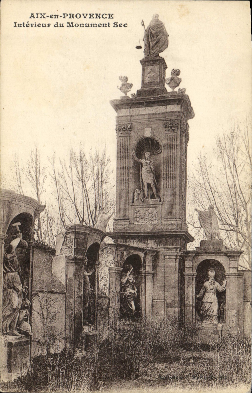CPA Aix en Provence Interieur du Monument Sec 