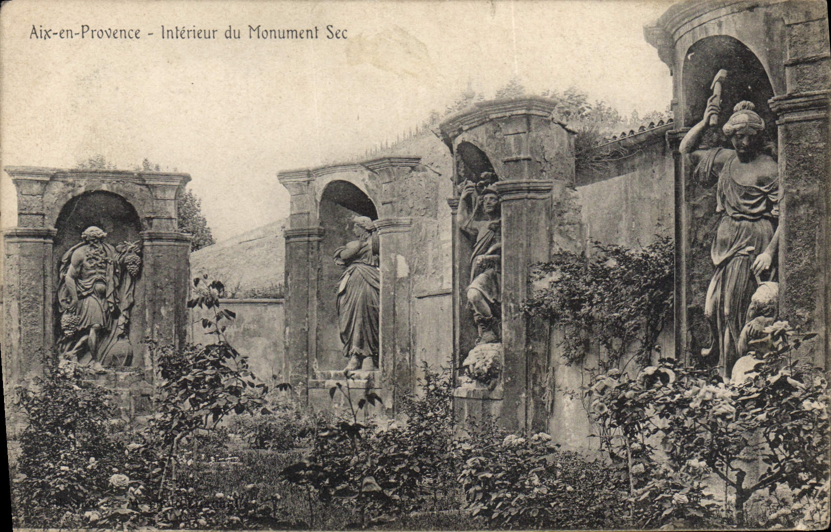 Aix-en-Provence — Intérieur du Monument Sec — Éditeur non identifié