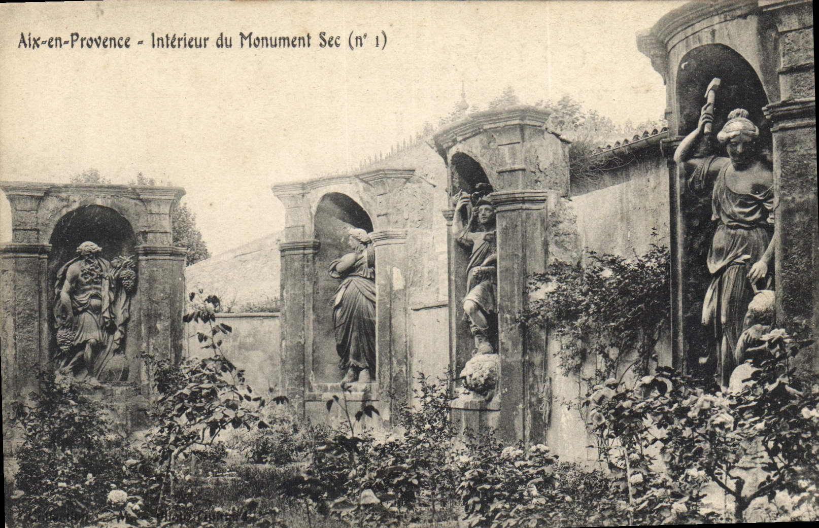 Aix-en-Provence — Intérieur du Monument Sec (n° 1) — éditeur non identifié