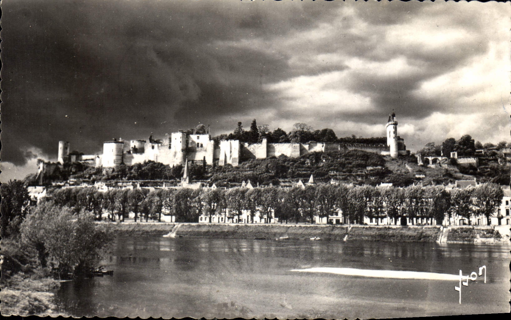 CPA Chinon Indre et Loire Vue generale du Chateau au dessus de la Vienne 