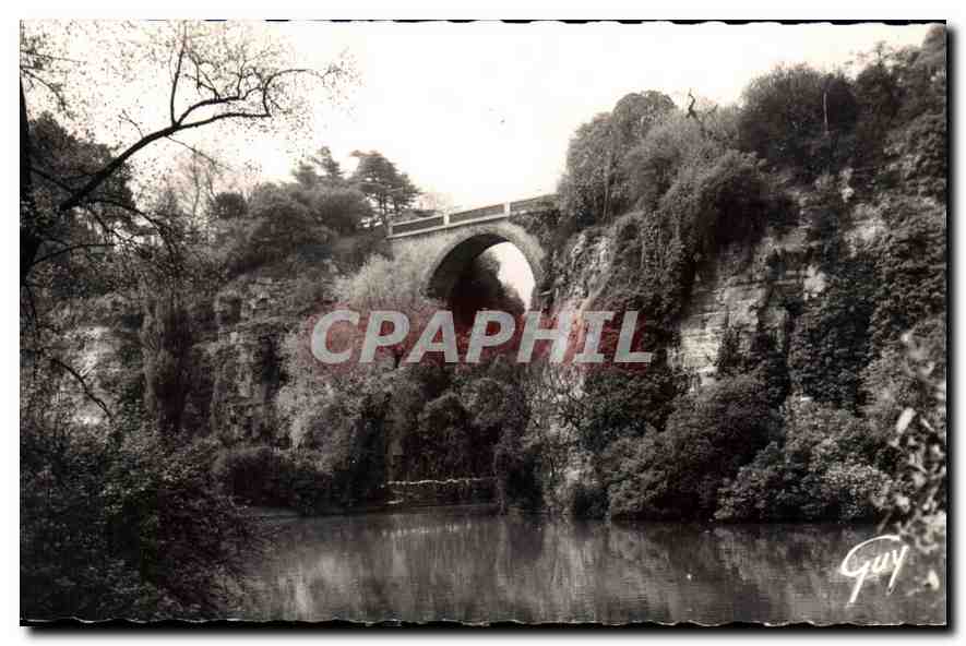 CPA Paris Le parc des Buttes Chaumont Le Lac et le Pont des Suicides 