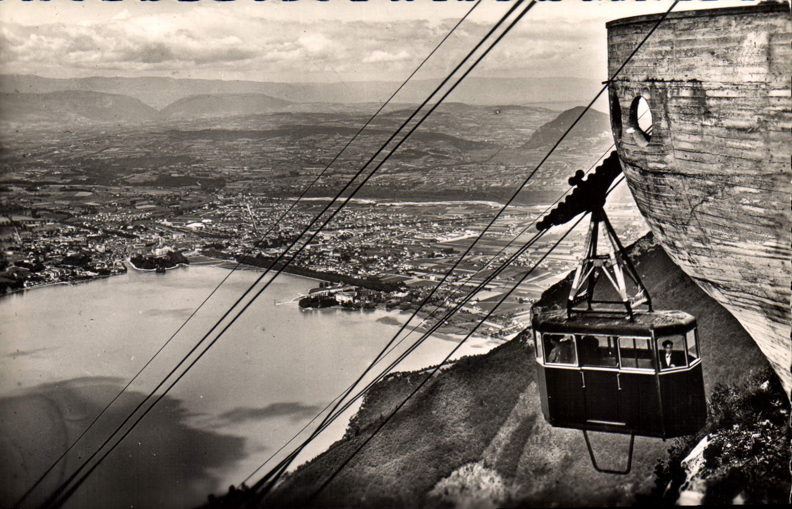 Annecy et son lac, vus du téléphérique du Mont-Veyrier — Les Éditions du Chemin-Neuf - Lyon, n°351
