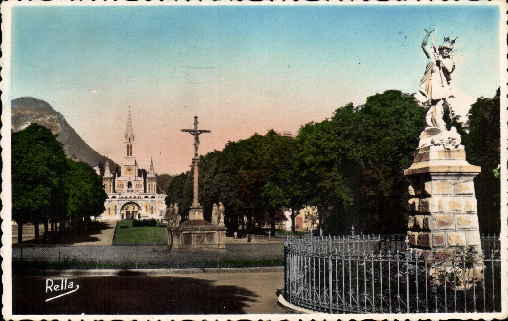 CPA Lourdes Htes Pyrenees St Michel terrassant le Dragon la Croix des Bretons et la Basilique 