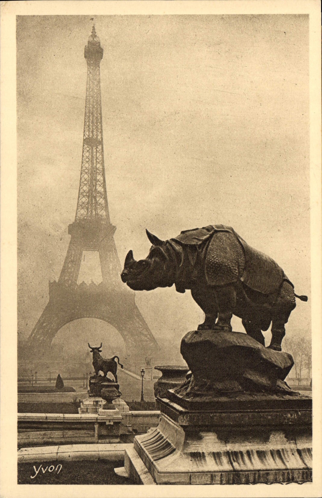CPA Paris Le Tour Eiffel vue des Jardins du Trocadero Rhinoceros