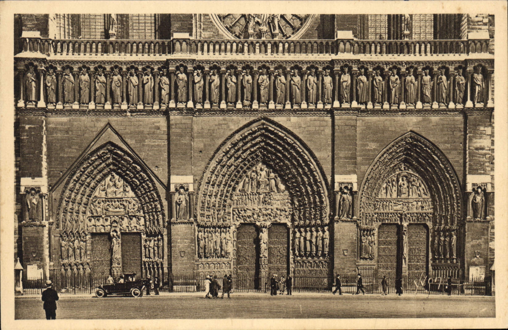CPA Paris Les Portails d'Entree de la Cathedrale et la Galerie des Rois 