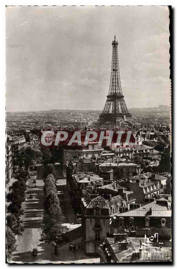 CPA Paris en Flanant la Tour Eiffel 