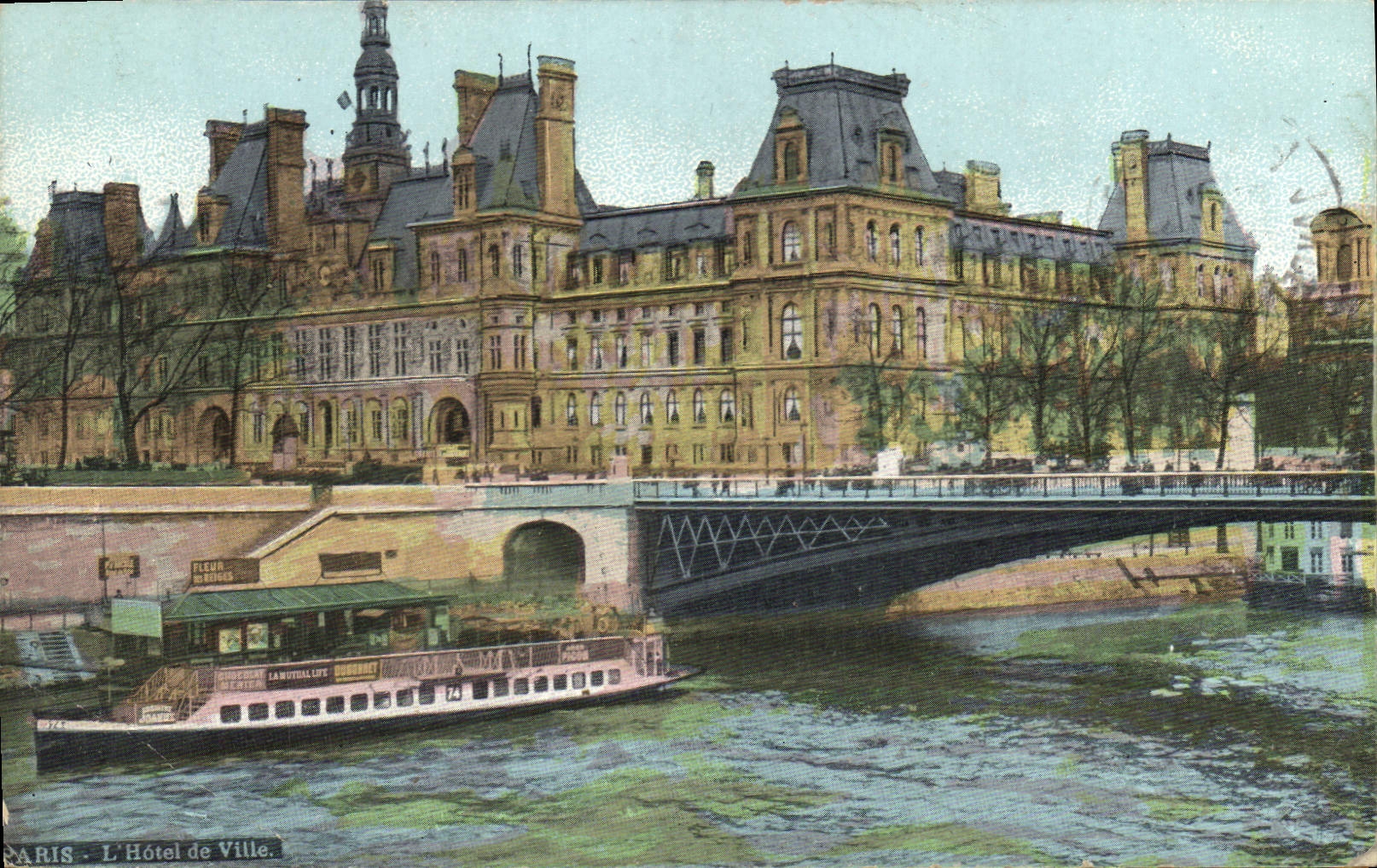 Paris - L'Hôtel de Ville — vue avec bateau La Nauticale sur la Seine