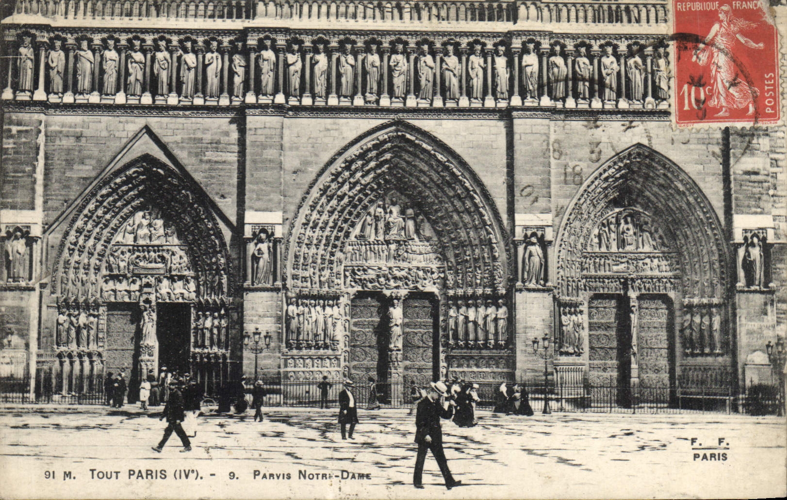 CPA Tout Paris Ive Parvis Notre Dame 