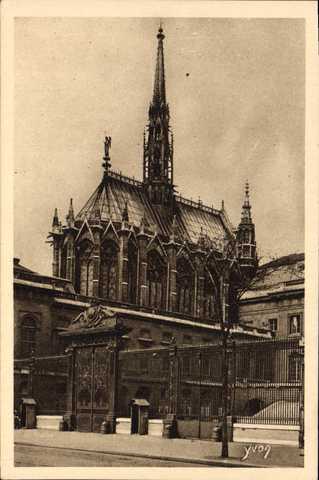 CPA Paris en flanant la Sainte Chapelle et la Grille du Palais de Justice 