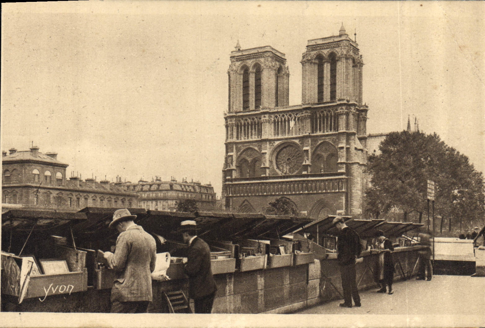 CPA Paris en flanant les Bouquinistes du 