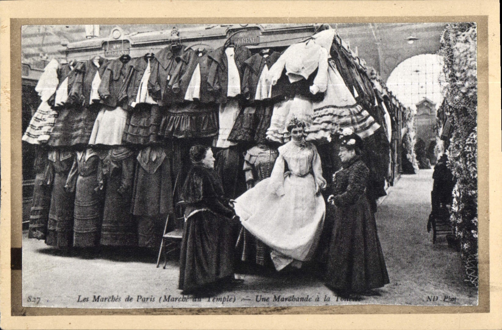 REPRO Les Marches de Paris Marche an Temple une Marchande a la 