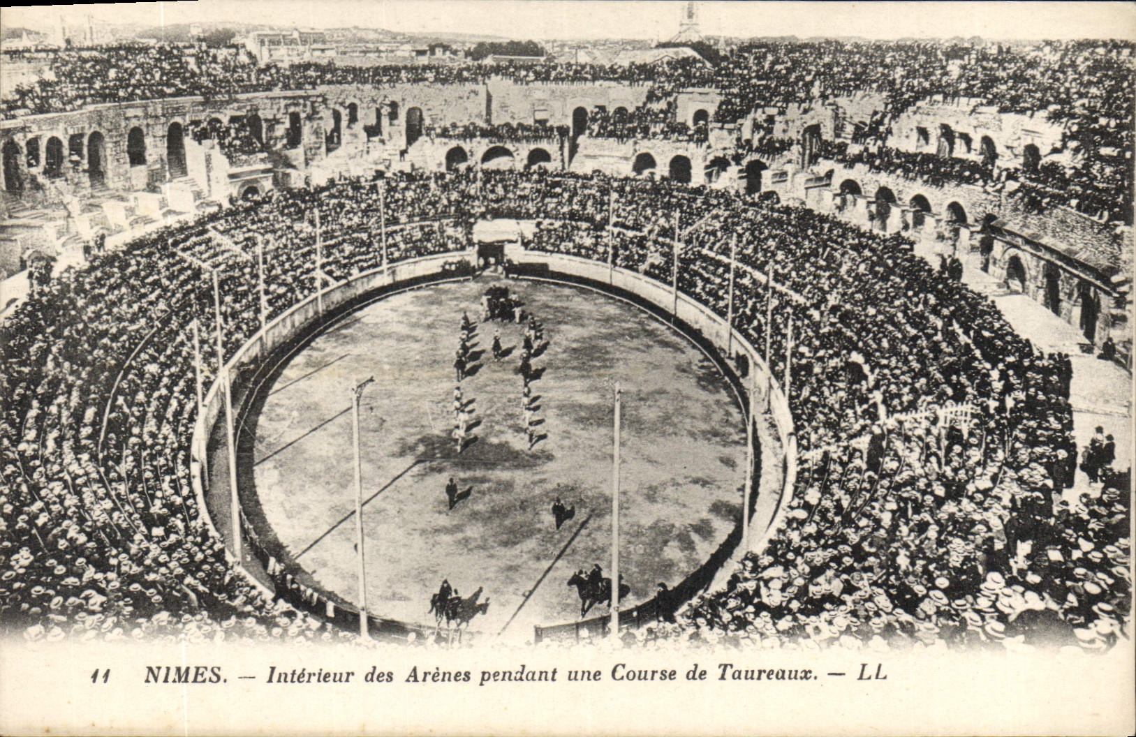 Nîmes — Intérieur des Arènes pendant une Course de Taureaux — LL