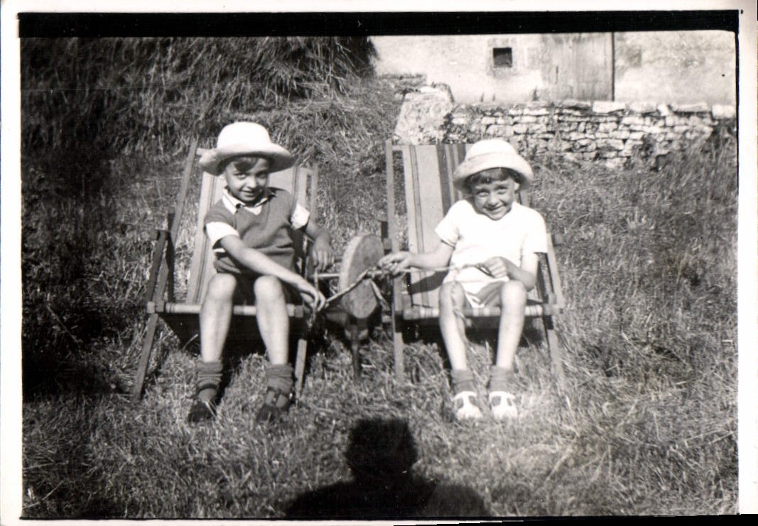 Deux enfants jouant avec un petit chariot — scène de jardin — éditeur CPAPHIL