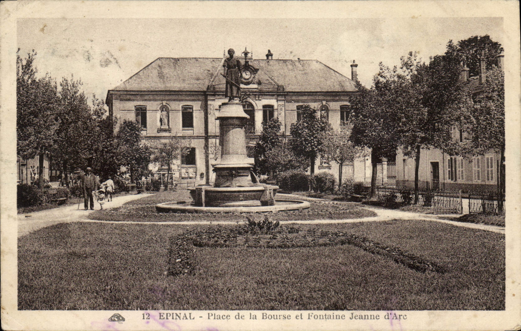 Epinal - Place de la Bourse et Fontaine Jeanne d'Arc — CPA n°12, éditée par l'Atelier des Arts Photographiques
