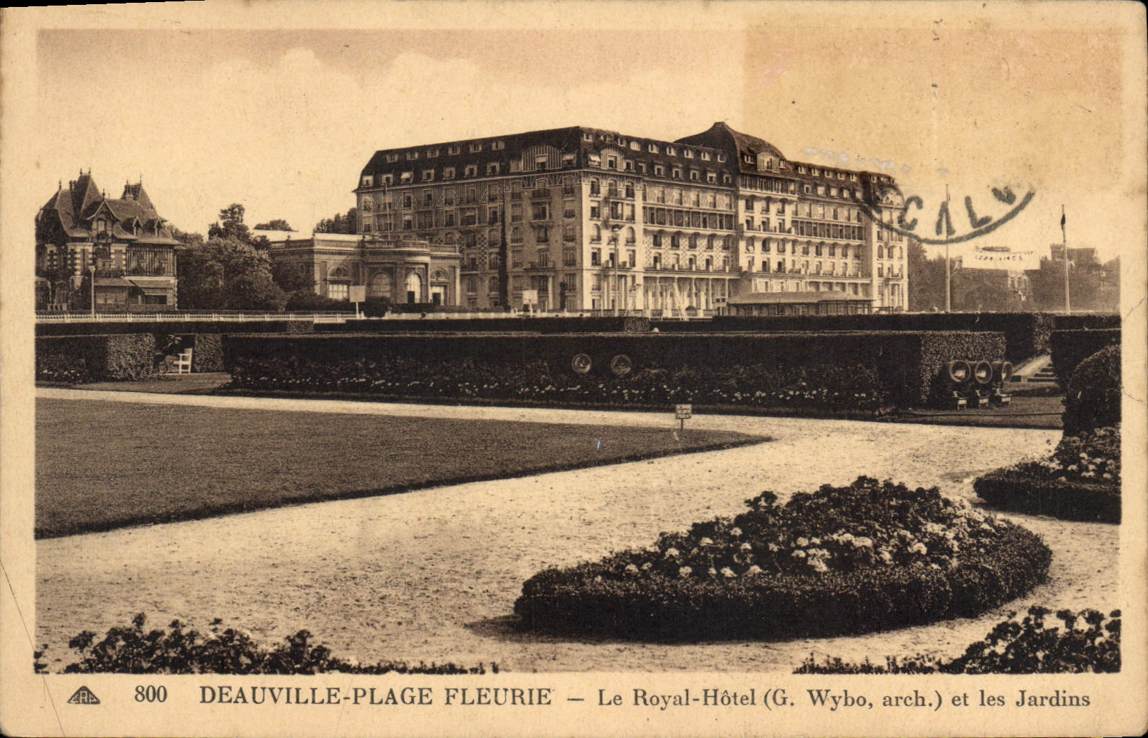 Deauville-Plage Fleurie — Le Royal-Hôtel (G. Wybo, arch.) et les Jardins