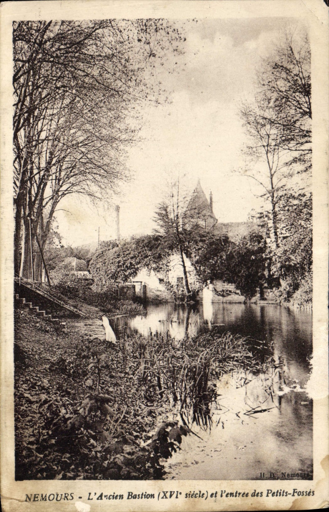 CPA Nemours L'Ancien Bastion XVI siecle et l'entree des Petits Fosses 