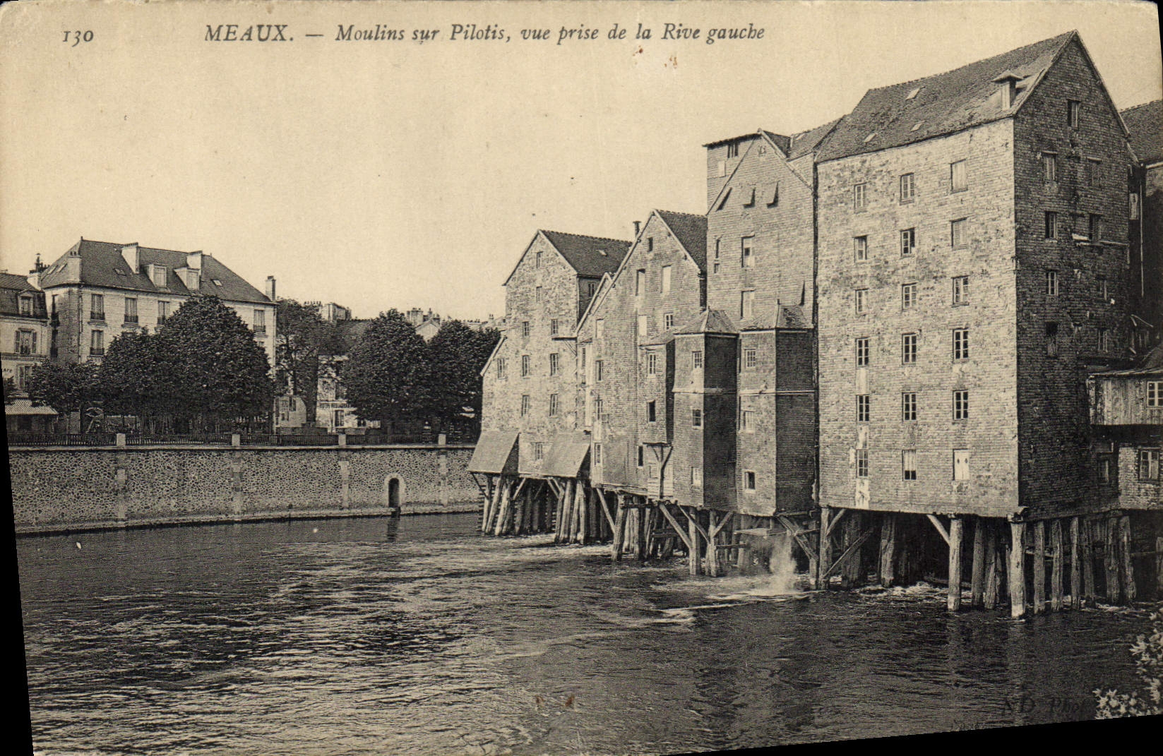Meaux — Moulins sur Pilotis, vue prise de la Rive gauche — éditeur S.D. Poulain, n° 130