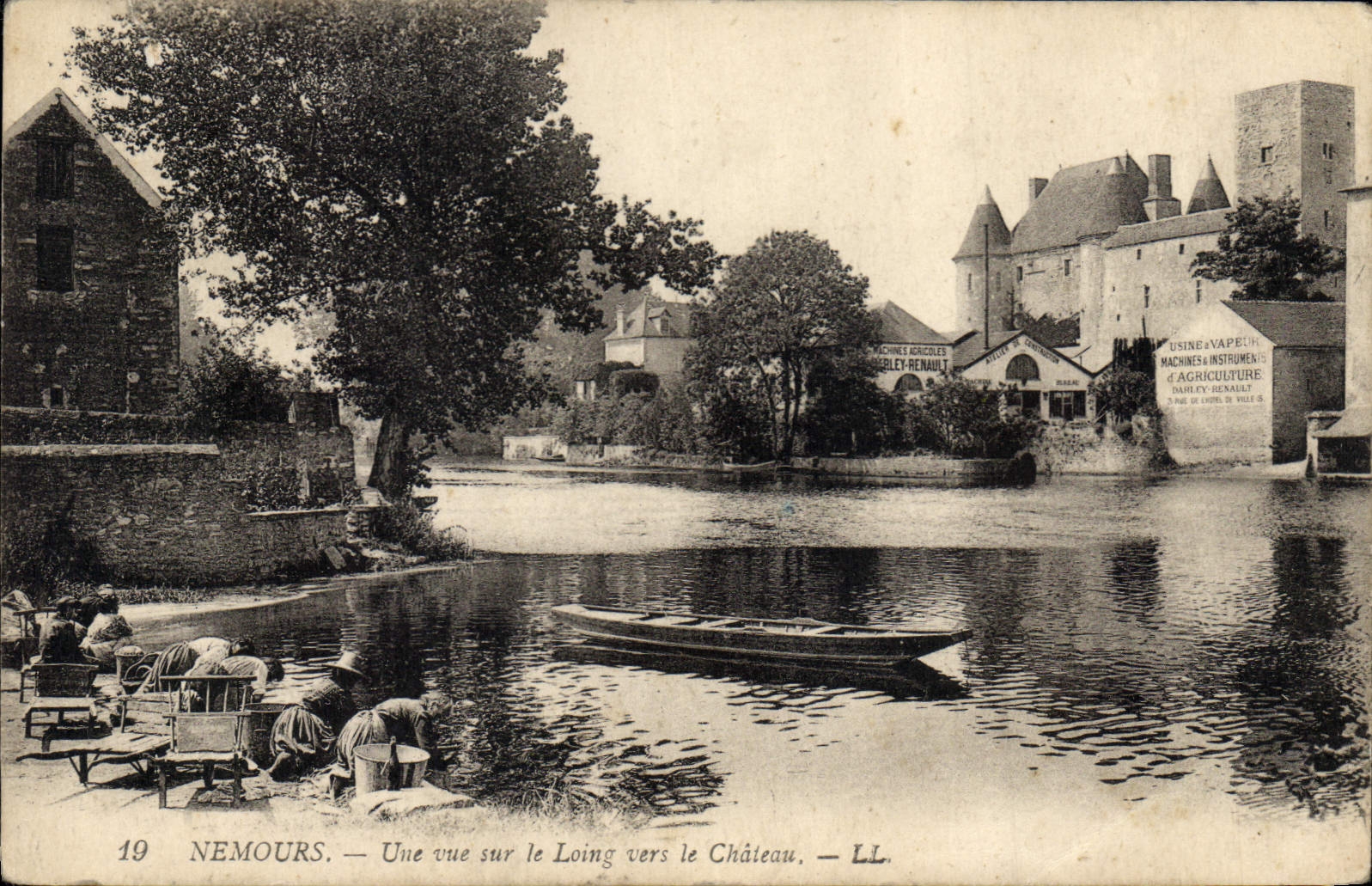 CPA Nemours Une vue sur le Loing vers le Chateau 