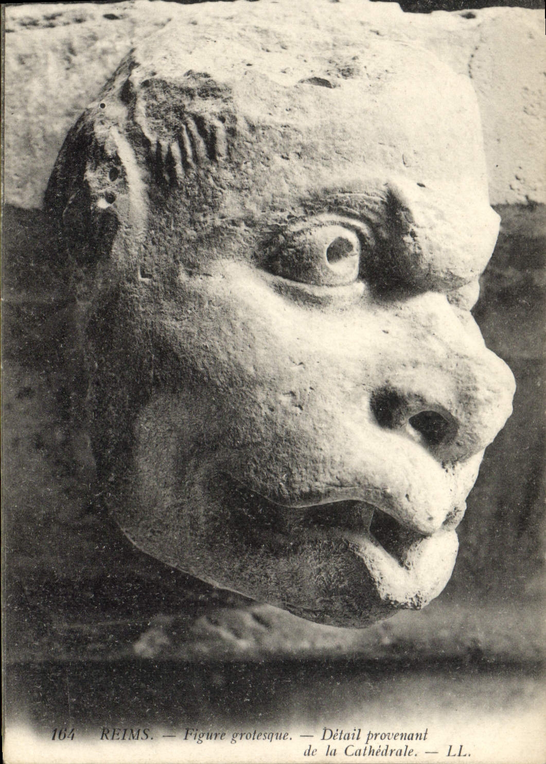 CPA Reims Figure grotesque detail provenant de la Cathedrale 