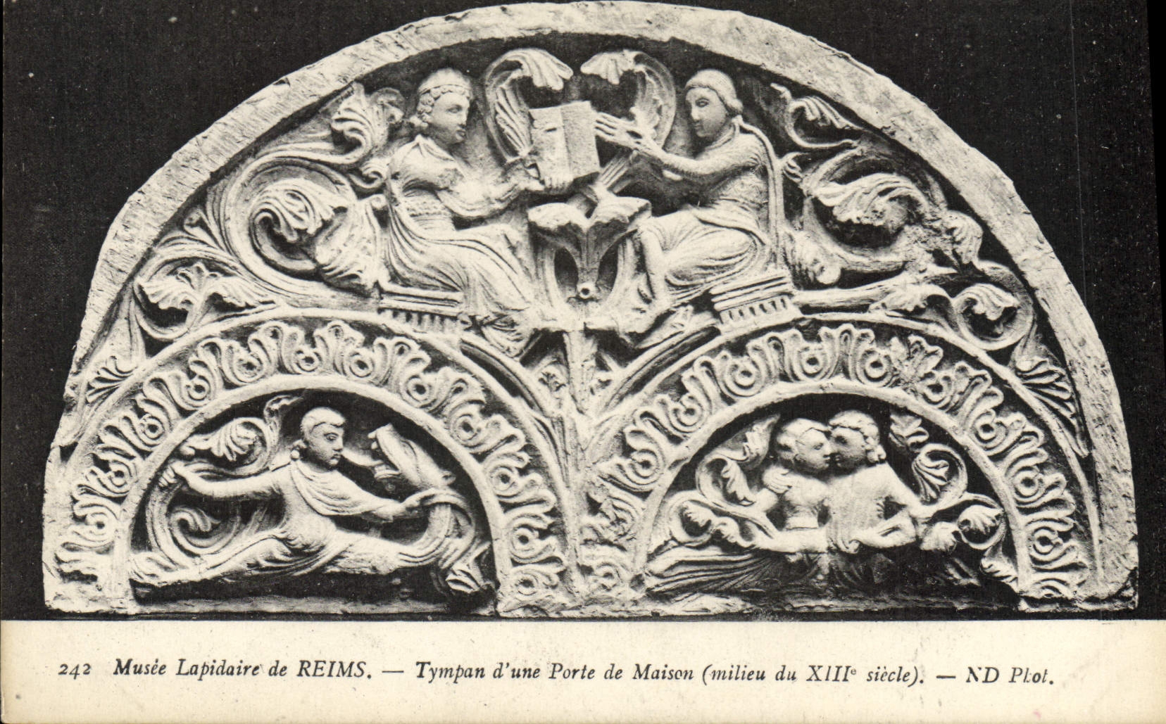 Musée Lapidaire de Reims — Tympans d'une porte de maison (milieu du XIIIe siècle) — ND Plot