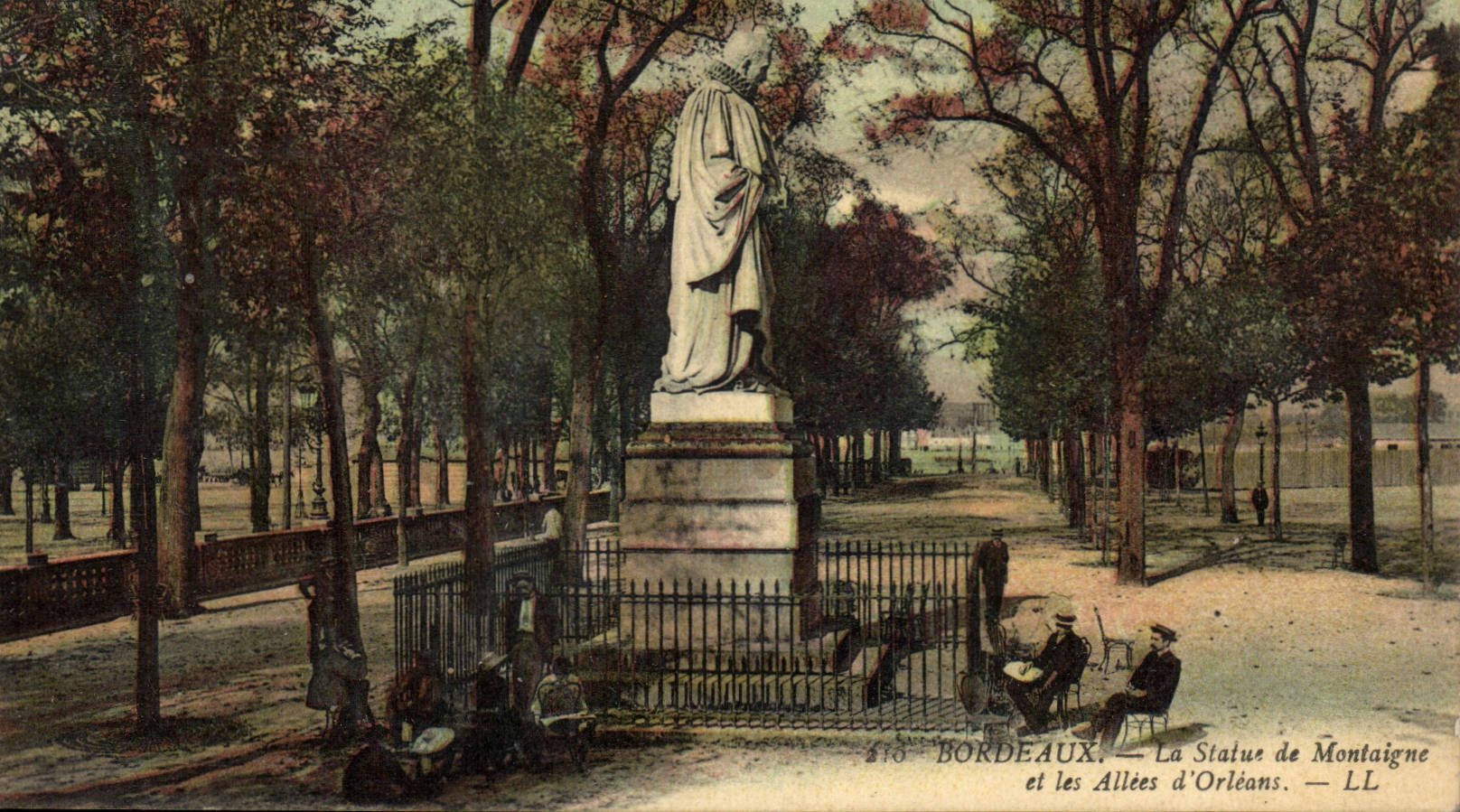 CPA Bordeaux La Statue de Montaigne et les Allees d'Orleans 