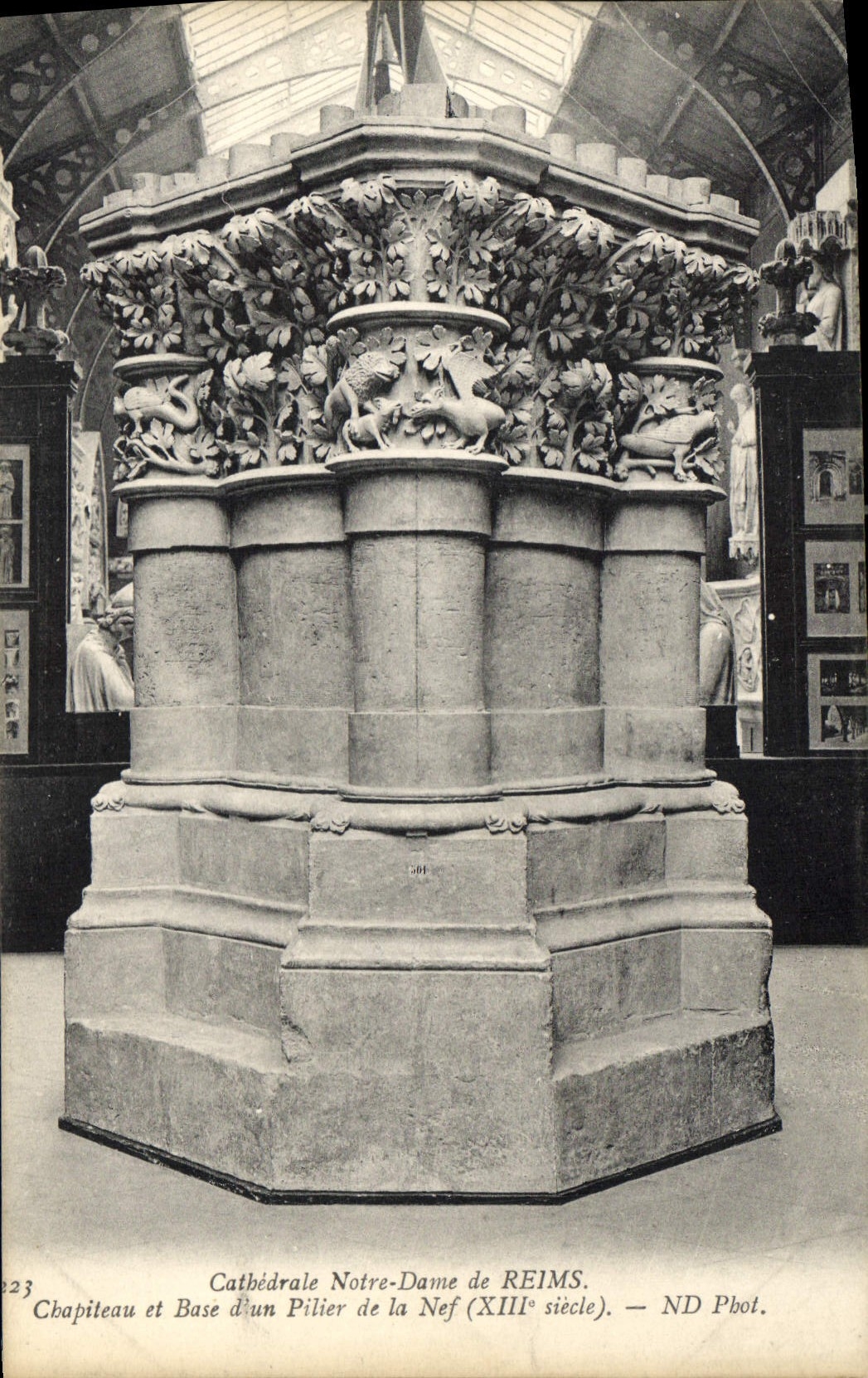 Cathédrale Notre-Dame de Reims — Chapiteau et Base d'un Pilier de la Nef (XIIIe siècle) — ND Phot.