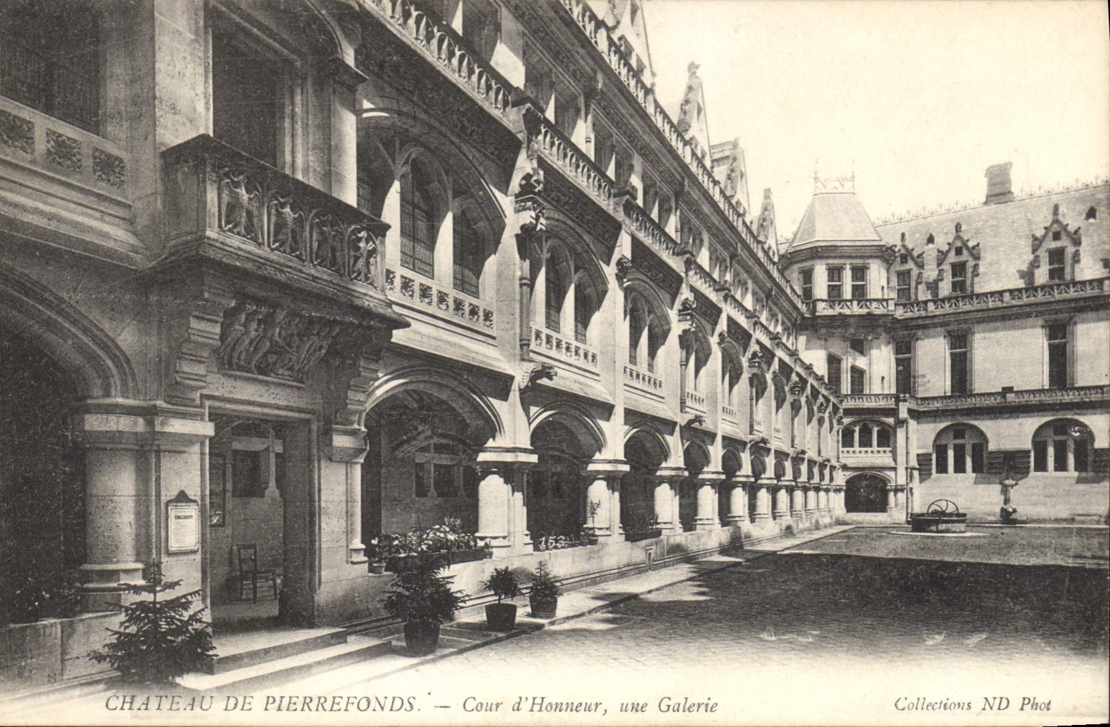 Château de Pierrefonds — Cour d'Honneur, une Galerie — Collections ND Phot